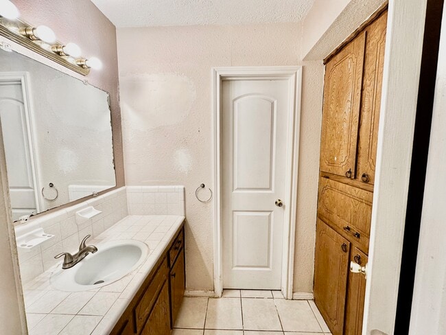 Building Photo - 320 S Avenue F