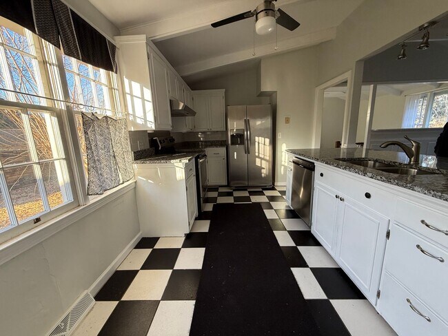 Building Photo - 2 Bedrooms, 2 Bathrooms - Home in Maplewood!