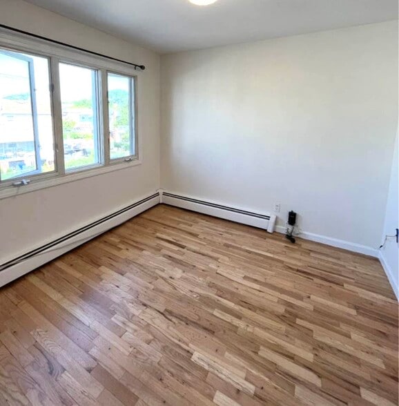 Primary Photo - 1521 209th St