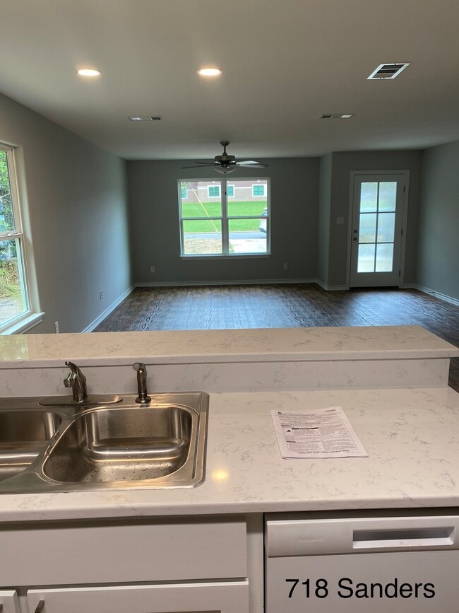 Primary Photo - 718 S Sanders St