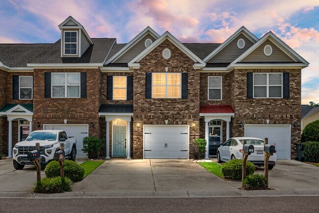 Building Photo - 3 bedroom, 2.5 Townhome