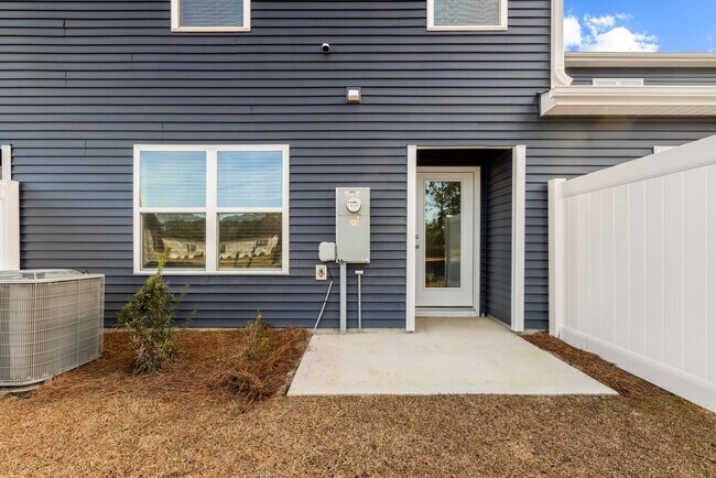 Building Photo - MOVE IN SPECIAL- ONE FREE MONTH RENT WITH A LEASE SIGNED BY FEB. 1!!