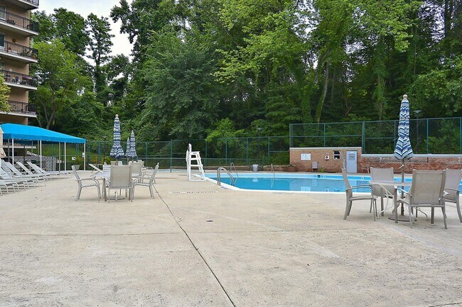 Building Photo - Spacious 1br/1bth Condo minutes from Downtown Silver Spring!