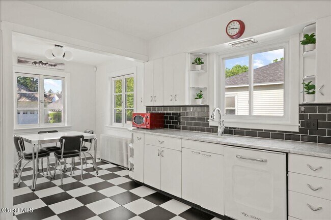 Building Photo - 162 Lake Ave