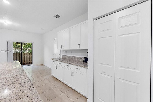Building Photo - 1541 SW 28th St
