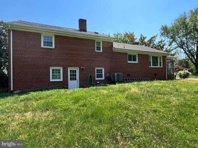 Building Photo - 4616 Willow Run Dr
