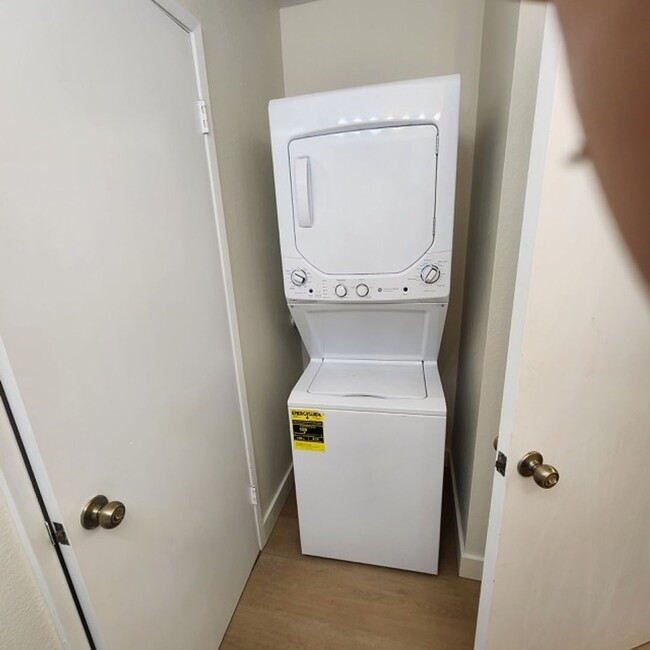 Building Photo - 2 bdrm 1.5 bath 2nd floor Southpointe at W...