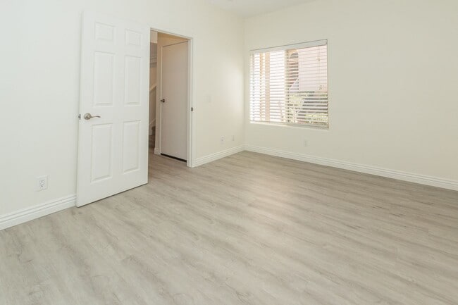 Building Photo - Modern Coastal 3 Bed/3 Bath Townhome w/ Rooftop Deck w/ Bay & Ocean Views in North Pacific Beach!