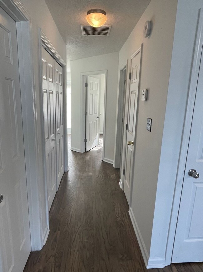 Building Photo - Renovated, Affordable Townhouse in College Park
