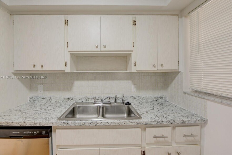 Building Photo - 2471 SW 82nd Ave