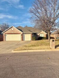 Building Photo - Beautiful 4 bedroom ranch style home in wonderful location off 101st between Memorial and Mingo