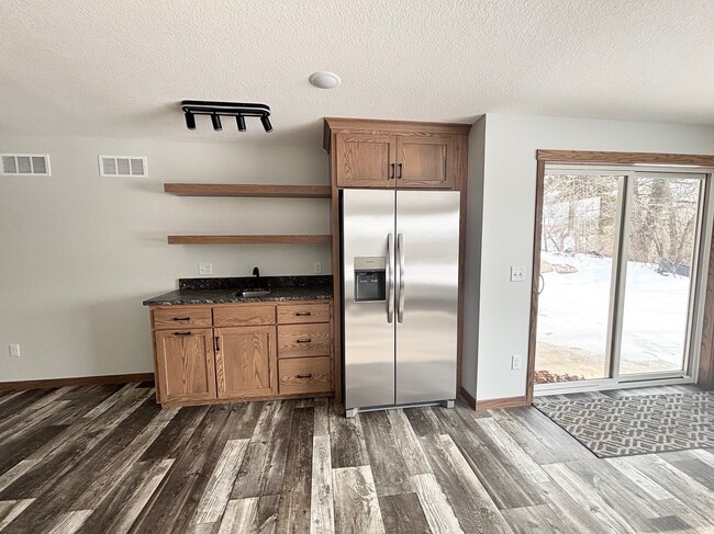 Building Photo - 577 Main St W