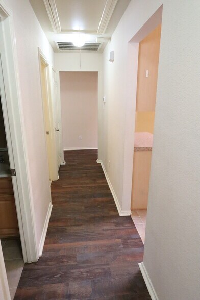 Building Photo - 1000 Warbler Ln