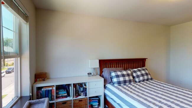 Building Photo - West Seattle Townhome - 2 bedroom 2 bathroom located in Sylvan Ridge Townhomes!  Available now!