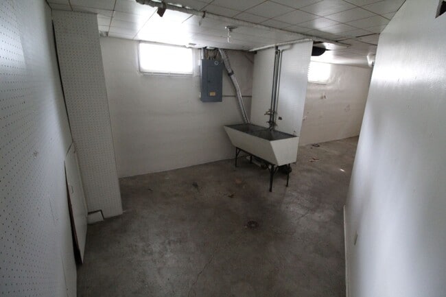 Building Photo - 924 E 39th Ave