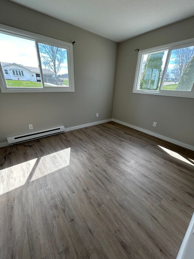 Building Photo - Recently Renovated 2 Bedroom Apartment