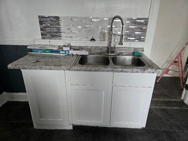 Building Photo - 716 Elwood Ave N