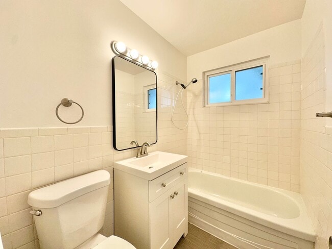 Building Photo - Modern and Spacious Duplex Style Home with...