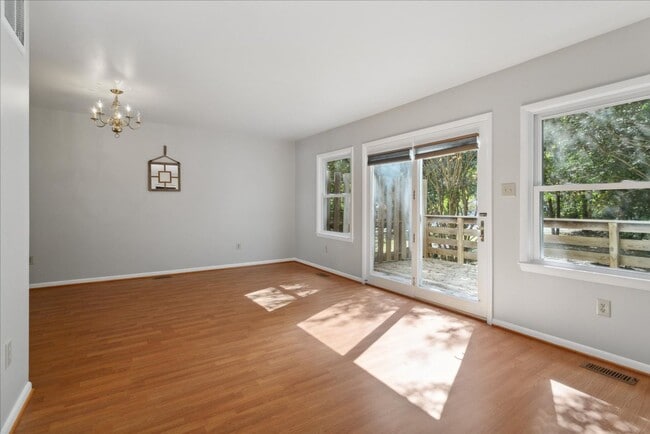 Building Photo - Bright 2 Bedroom Townhome in Williamsburg VA with Finished Lower Level & Private Balcony