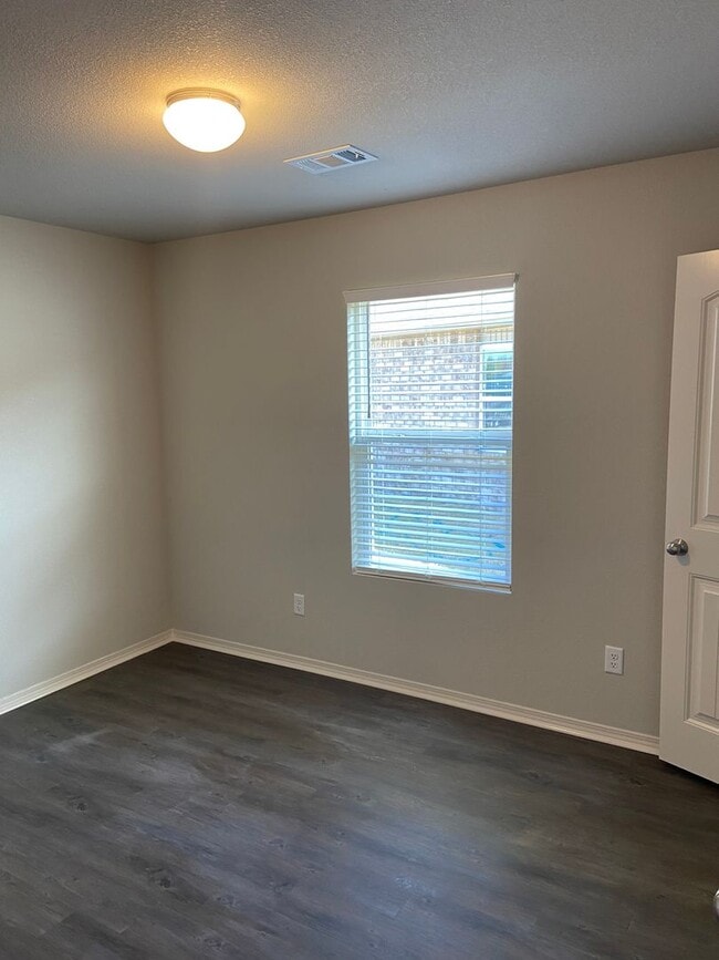 Building Photo - Fairview Haven Preleasing — 3 Bedroom, 2 Bath Home