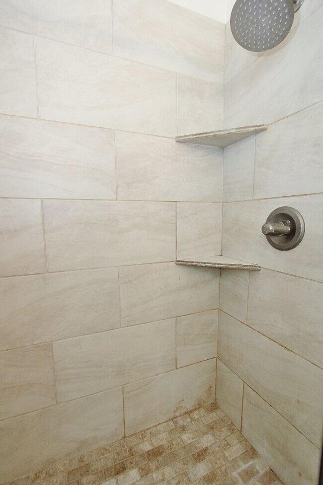 Building Photo - Immaculate Single-Level Home
