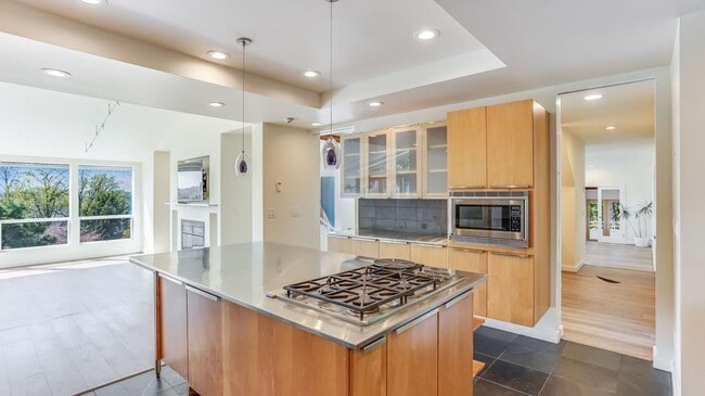 Building Photo - 5bd/5ba Mercer Island Home