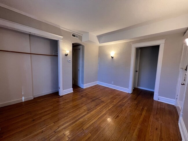 Building Photo - Beautiful 1 Bedroom Apartment in the Demun Neighborhood!