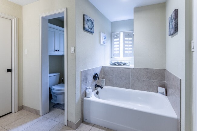 Building Photo - 422 River Oaks Dr