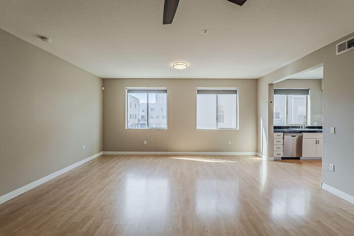 Building Photo - 615 E Portland St