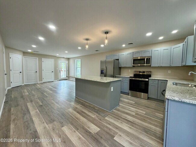 Building Photo - 1068 Lakeland Dr
