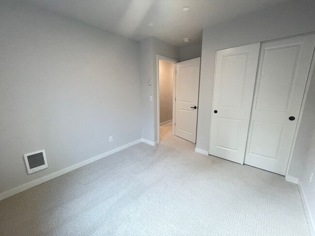 Building Photo - 3bd/3.5ba Shoreline Townhome