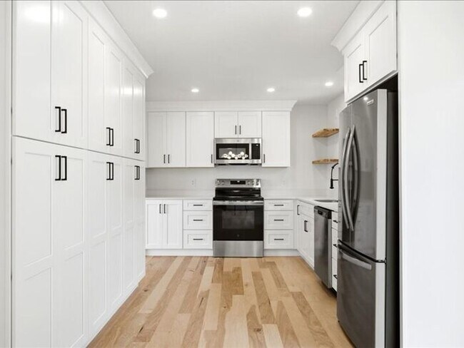 Building Photo - BOUNTIFUL New Remodeled 4 bed 3 bath home