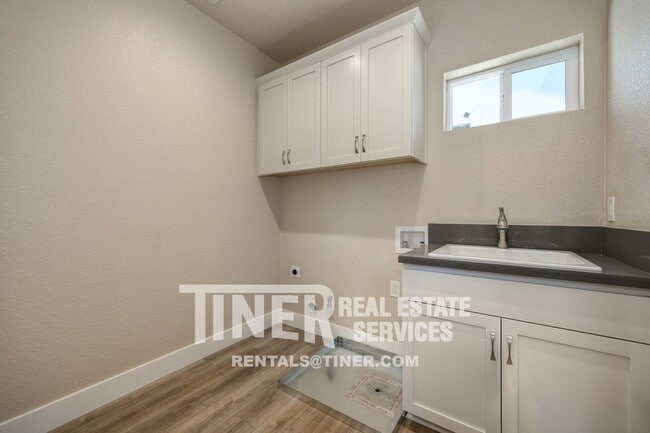 Building Photo - 8943 Fair Oaks Blvd