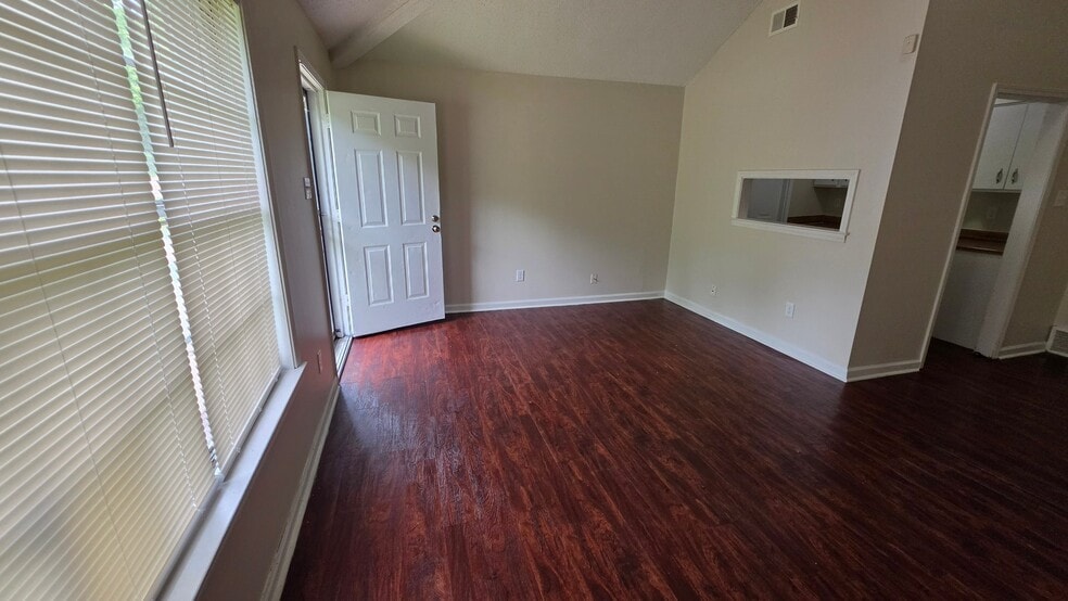 Building Photo - 613 McWhirter Ave