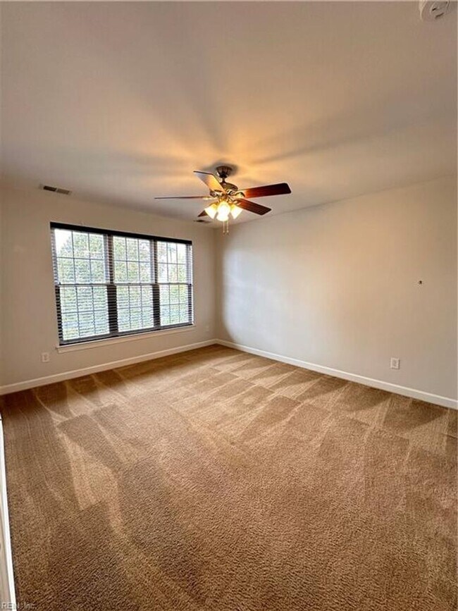 Building Photo - New Town