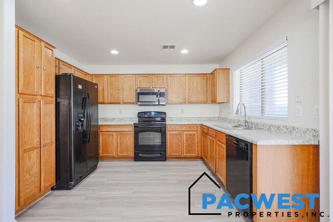 Building Photo - Desirable Coldwater Springs Neighborhood!