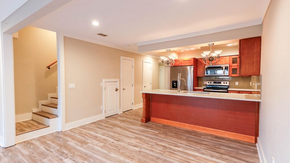 Building Photo - 6473 Oakshore Dr