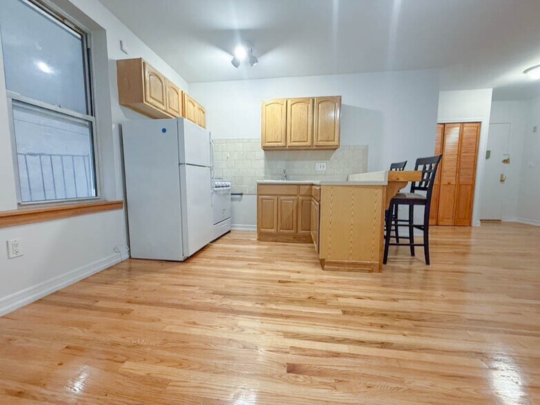 Building Photo - 707 W 171st St