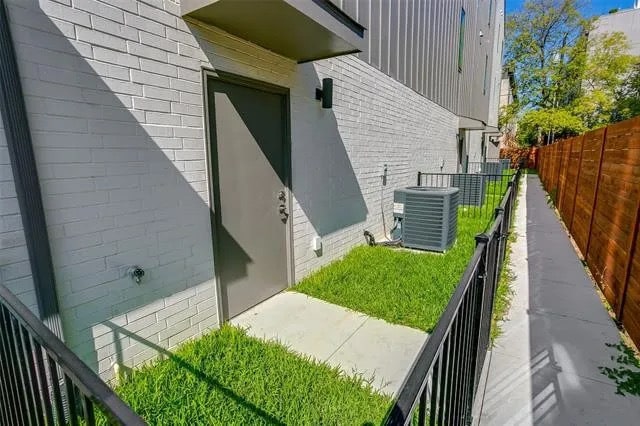 Fenced backyard, can fit grill - 5605 Bryan Pky