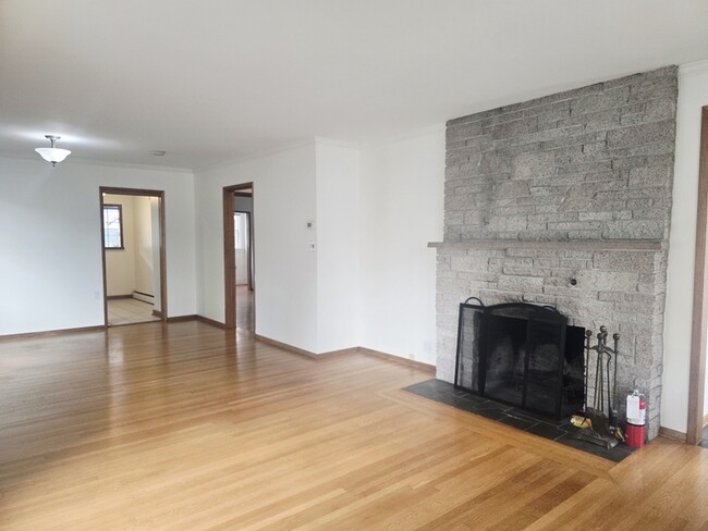 Building Photo - 4013 Bagley Ave N