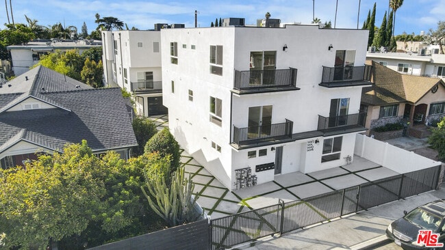 Building Photo - 5438 Romaine St