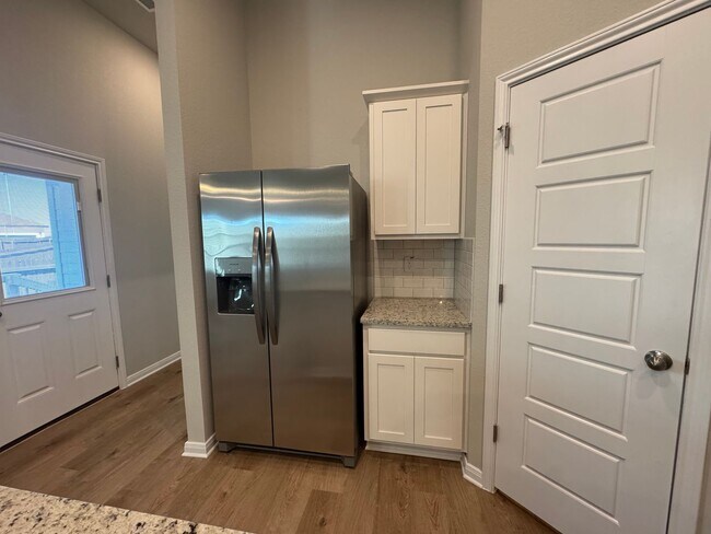 Building Photo - Stunning 4x3 Luxury Duplex in Buda, TX!