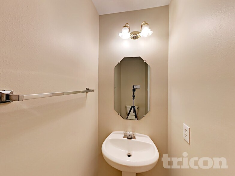 Building Photo - 18167 Woodsdale Ct