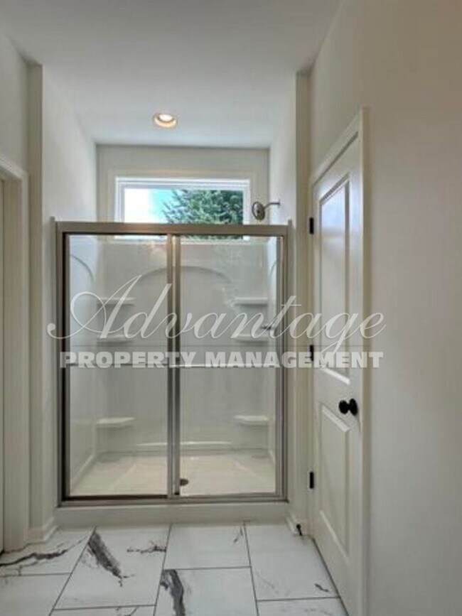 Building Photo - Gorgeous Updated Home For Rent in U of M a...