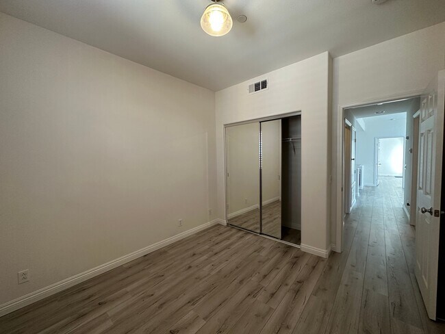 Building Photo - 611 McKenna St