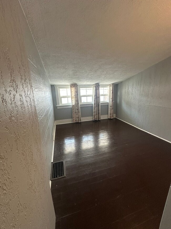 Building Photo - 3 Bedroom House with basement