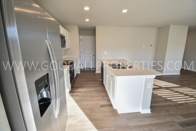 Building Photo - 3 Bedroom 2.5 Bath Townhome in Waukee