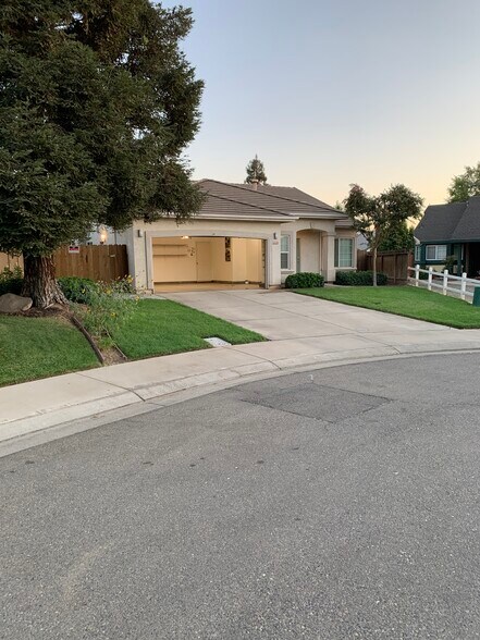 5000 sq ft lot 1400 sq ft house - 2626 Capella Dr