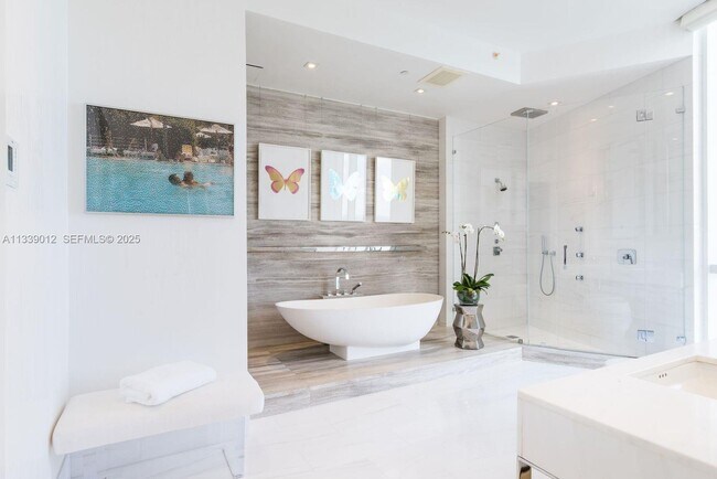 Building Photo - 16001 Collins Ave