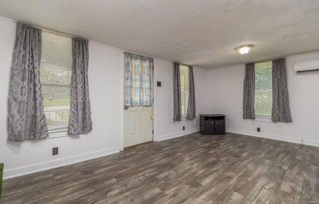 Building Photo - 3 bedroom 1 bathroom house for rent